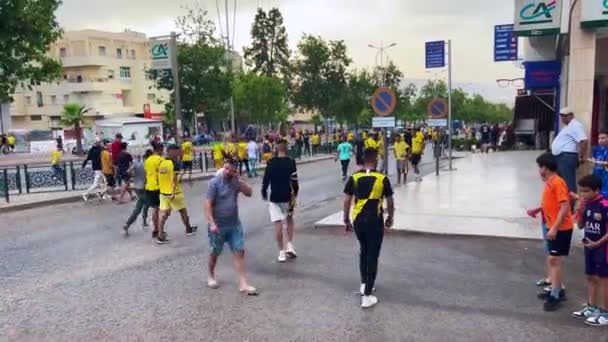 费兹赛后 球迷们走在大街上 — 图库视频影像