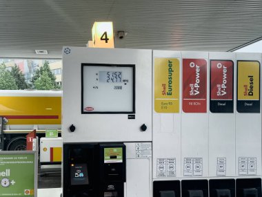 Avro fiyatları açık havada gösterilen V-Power logosu