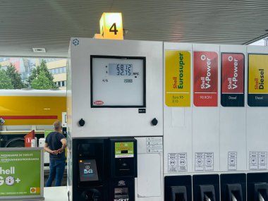 Avro fiyatları açık havada gösterilen V-Power logosu