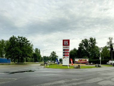 Açık havada Euro fiyatları gösteren Luk logosu.