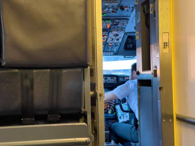 Ticari bir uçağın pilot kabininin sinsi manzarası.