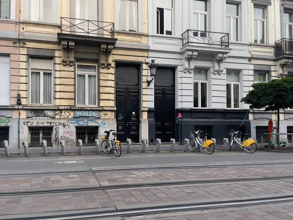 Pocas Bicicletas Eléctricas Alquiler Estacionadas Las Calles Bruxelles — Foto de Stock