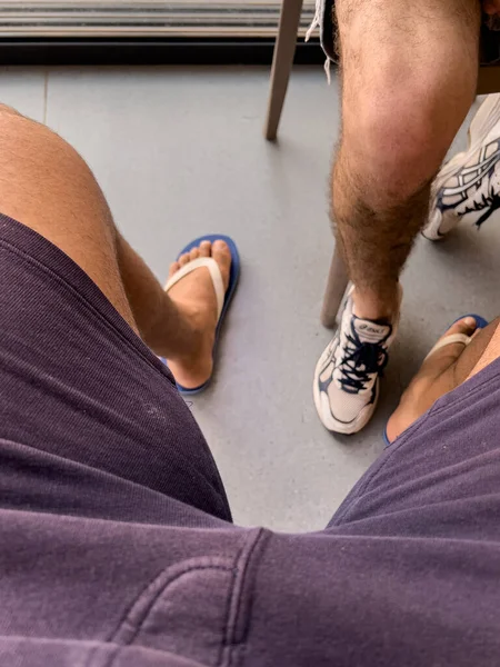 Kafeteryada Iki Erkek Arkadaşın Bacakları Görünüyor — Stok fotoğraf