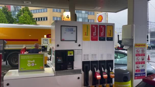 Логотип Shell Power Отображением Цен Евро Открытом Воздухе — стоковое видео
