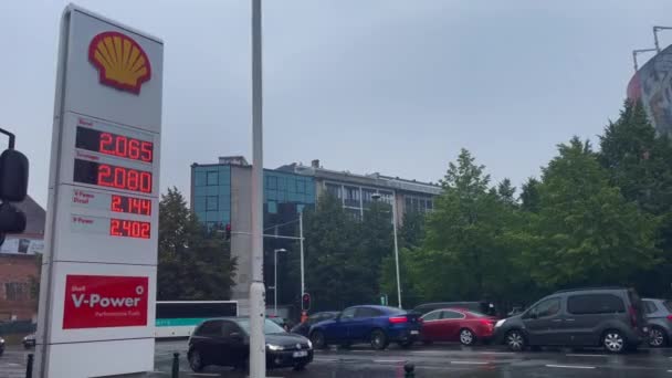 Shell Power Знак Логотипу Євро Цінами Відображається Автомобілями Їздять Дорозі — стокове відео