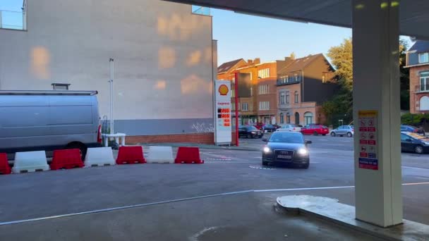 Arabalar Bruxelles Deki Bir Shell Benzin Istasyonuna Giriyor — Stok video