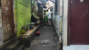 Jakarta 'da fakir bir mahallede oynayan çok az çocuk var.