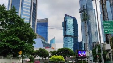 Jakarta 'daki gökdelen binalarının alçak açılı görüntüsü