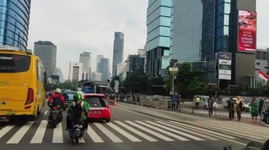 Jakarta 'da yoğun araba ve motosiklet trafiği