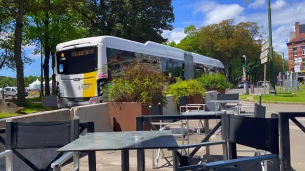 Autobus Przejeżdża Obok Tarasu Stołówki Brukseli — Wideo stockowe