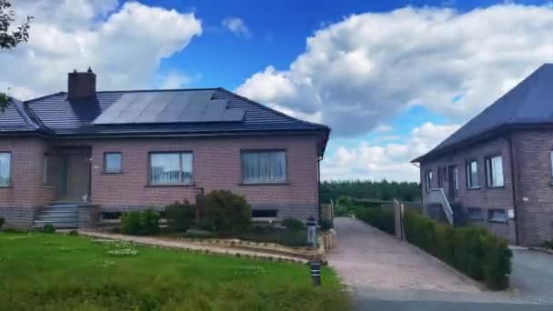 Fenêtre Voiture Vue Sur Les Bâtiments Latéraux Campagne Belgique — Video