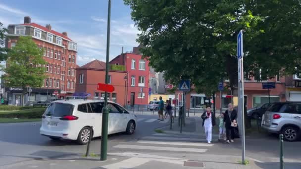 Muselman Mor Med Hennes Barn Korsa Vägen Bruxelles — Stockvideo