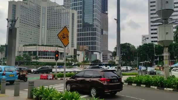 Mobil Dan Sepeda Motor Yang Mengemudi Dekat Wilayah Langit Jakarta — Stok Video