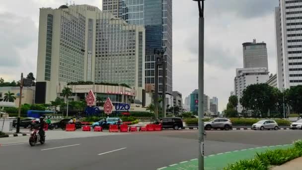 Auto Motoren Rijden Buurt Jakarta Skyline Gebied — Stockvideo