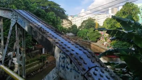 Люди Идут Старому Мосту Старом Городе Джакарты — стоковое видео