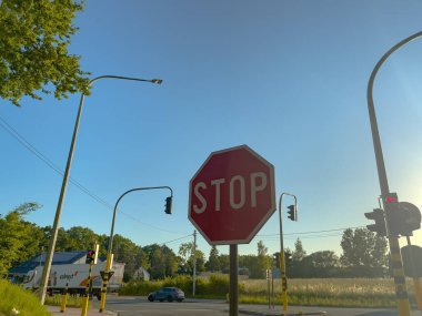 Arka planda mavi gökyüzü olan dur işareti