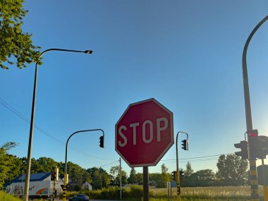 Arka planda mavi gökyüzü olan dur işareti