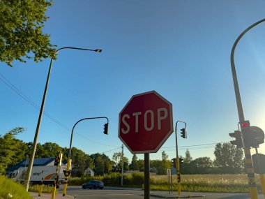Arka planda mavi gökyüzü olan dur işareti