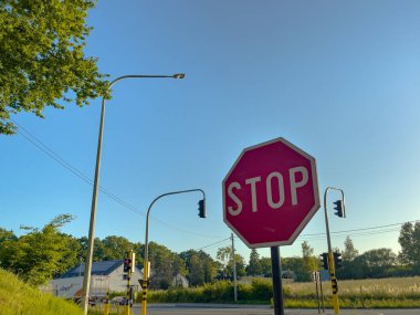 Arka planda mavi gökyüzü olan dur işareti