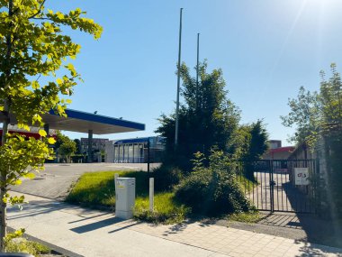 Bruxelles 'de boş bir benzin istasyonunun önünden geçen araba penceresi görüntüsü