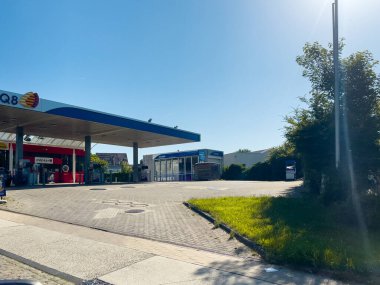 Bruxelles 'de boş bir benzin istasyonunun önünden geçen araba penceresi görüntüsü