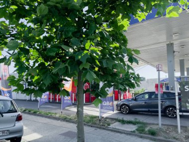 Bruxelles 'de boş bir benzin istasyonunun önünden geçen araba penceresi görüntüsü