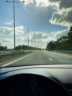 Belçika 'daki otoban üzerinde sürücü manzarası