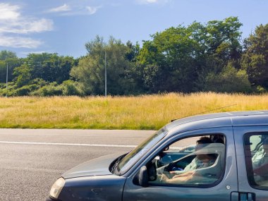 Belçika 'da otoyolda araba sürüyor.