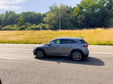 Belçika 'da otoyolda araba sürüyor.