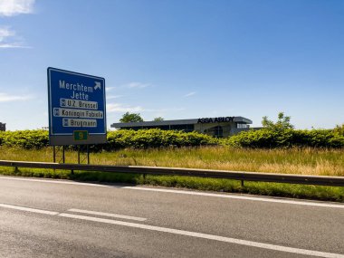 Belçika 'da otoyolda araba sürüyor.