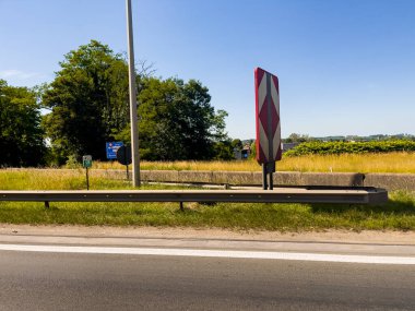 Belçika 'da otoyolda araba sürüyor.