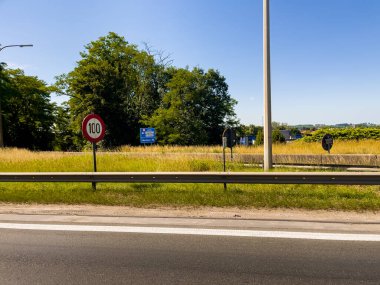 Belçika 'da otoyolda araba sürüyor.