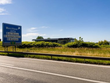 Belçika 'da otoyolda araba sürüyor.