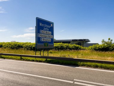 Belçika 'da otoyolda araba sürüyor.