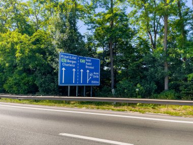 Belçika 'da otoyolda araba sürüyor.