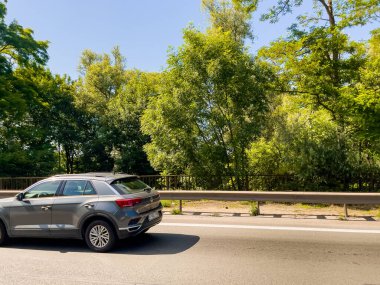 Belçika 'da otoyolda araba sürüyor.