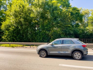 Belçika 'da otoyolda araba sürüyor.