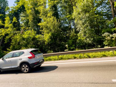 Belçika 'da otoyolda araba sürüyor.