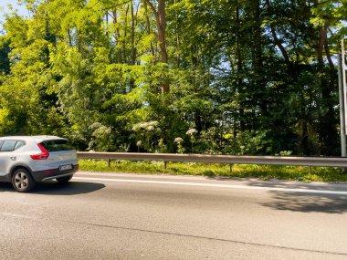 Belçika 'da otoyolda araba sürüyor.