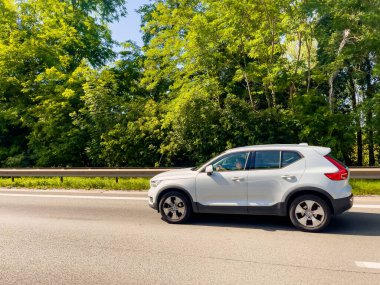 Belçika 'da otoyolda araba sürüyor.
