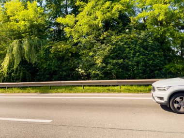 Belçika 'da otoyolda araba sürüyor.