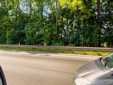 Belçika 'da otoyolda araba sürüyor.