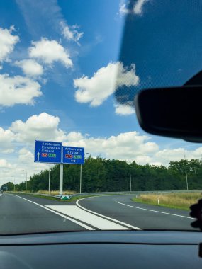 Belçika 'daki otoban üzerinde sürücü manzarası