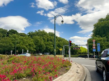 Bruxelles 'de bir kavşağın etrafında araba sürüyor.
