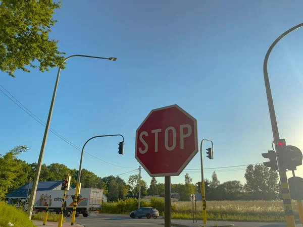 Arka planda mavi gökyüzü olan dur işareti