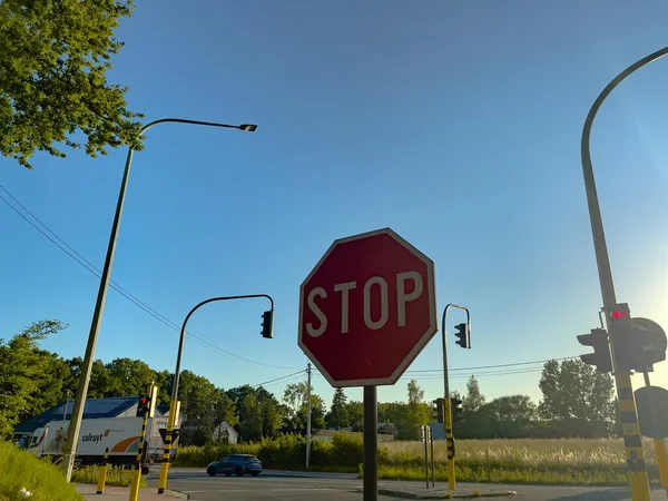 Arka planda mavi gökyüzü olan dur işareti