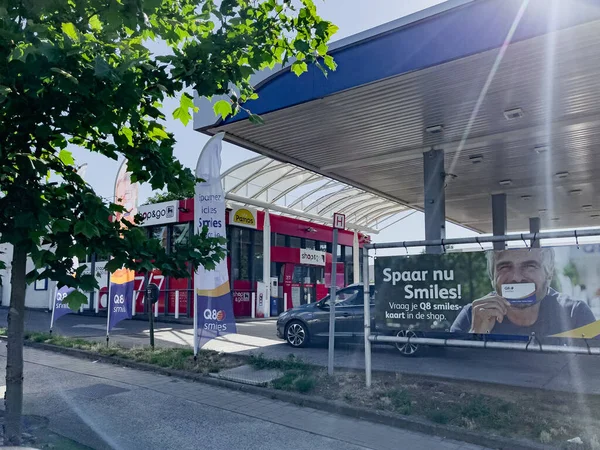 Bruxelles 'de boş bir benzin istasyonunun önünden geçen araba penceresi görüntüsü