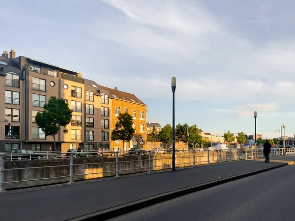 Brüksel 'de bir caddenin üzerindeki araba penceresi manzarası