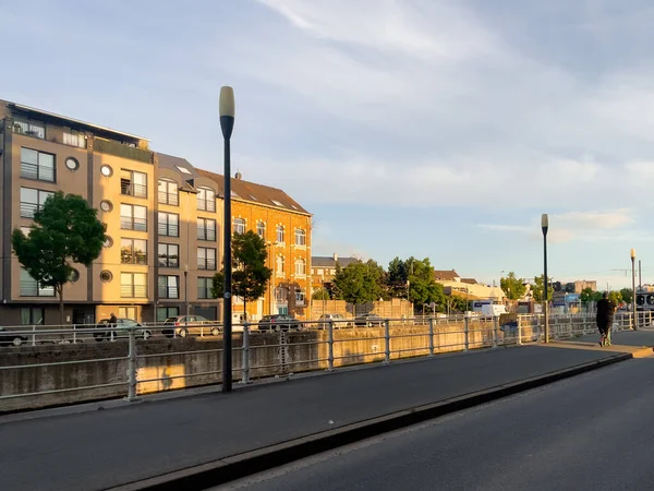 Brüksel 'de bir caddenin üzerindeki araba penceresi manzarası