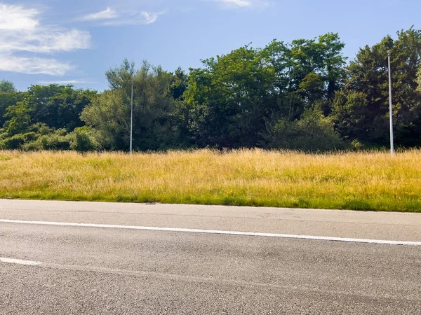 Belçika 'da otoyolda araba sürüyor.